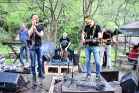 Live music before and after the screening.